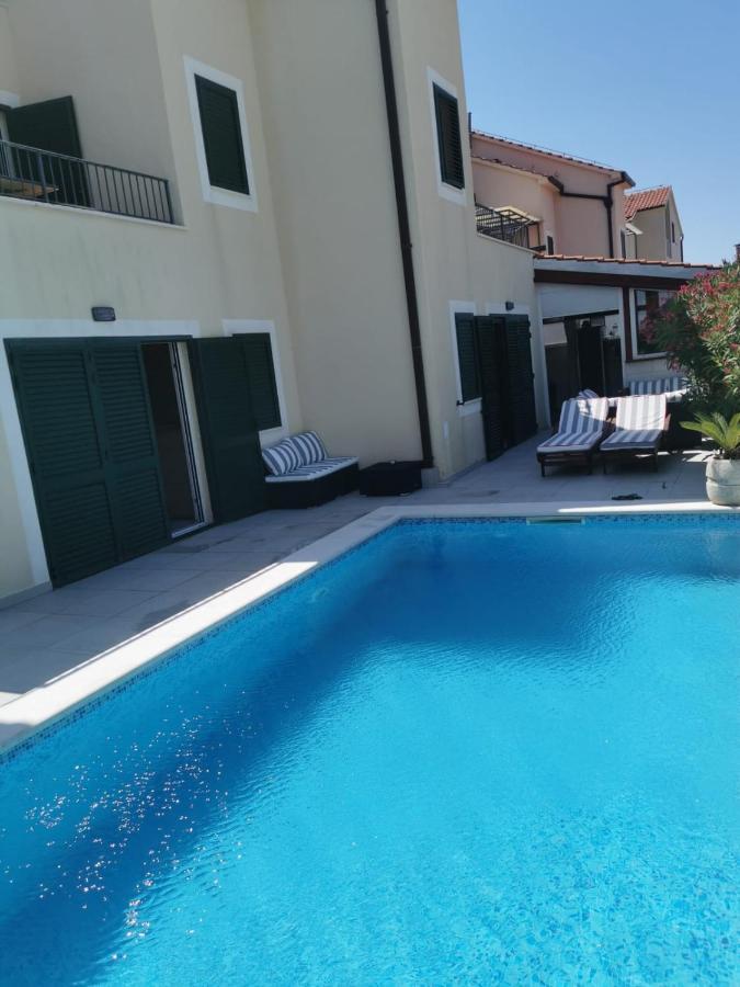 Royale With Shared Pool Apartment *