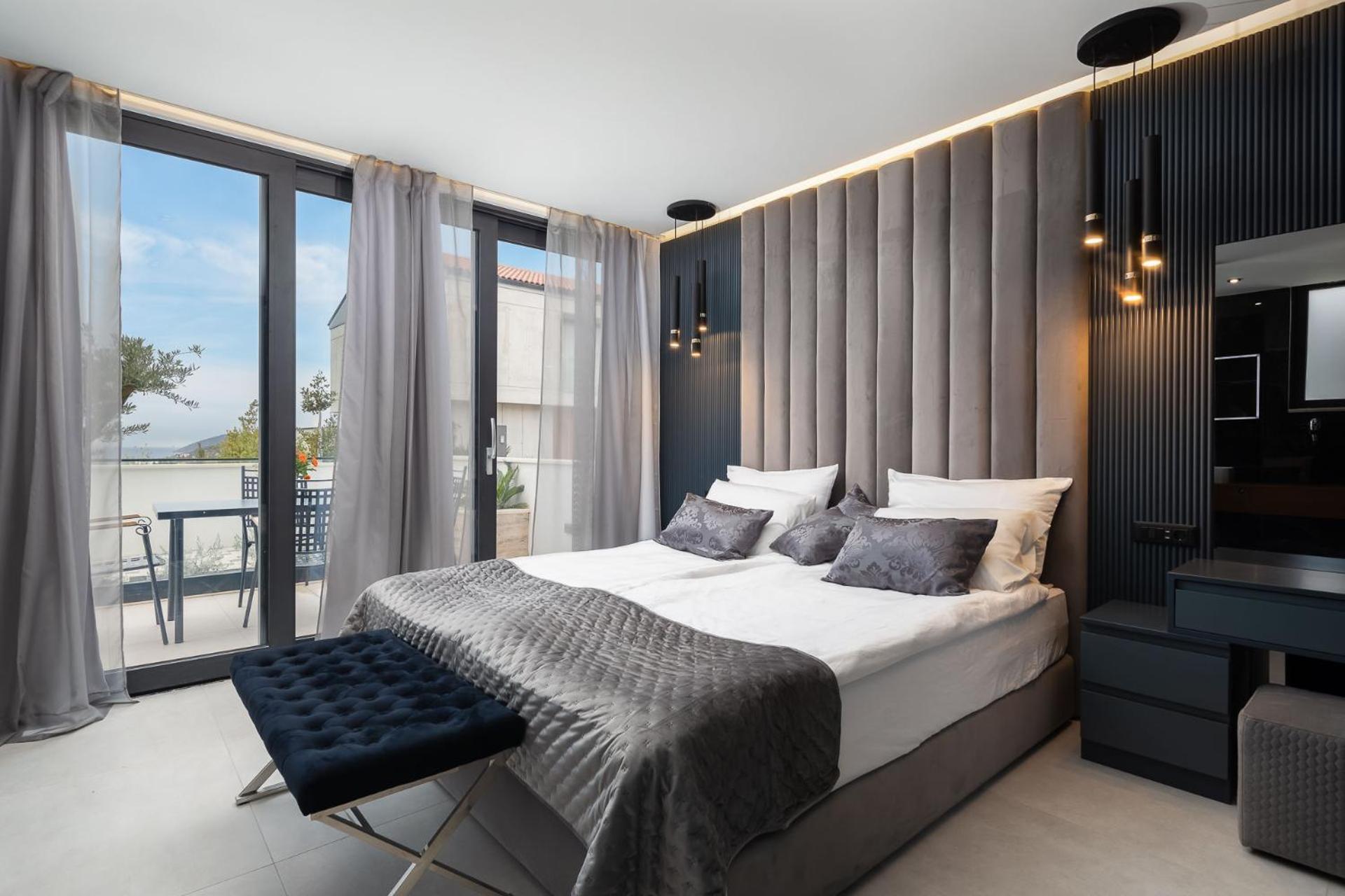 Royale With Shared Pool Apartment