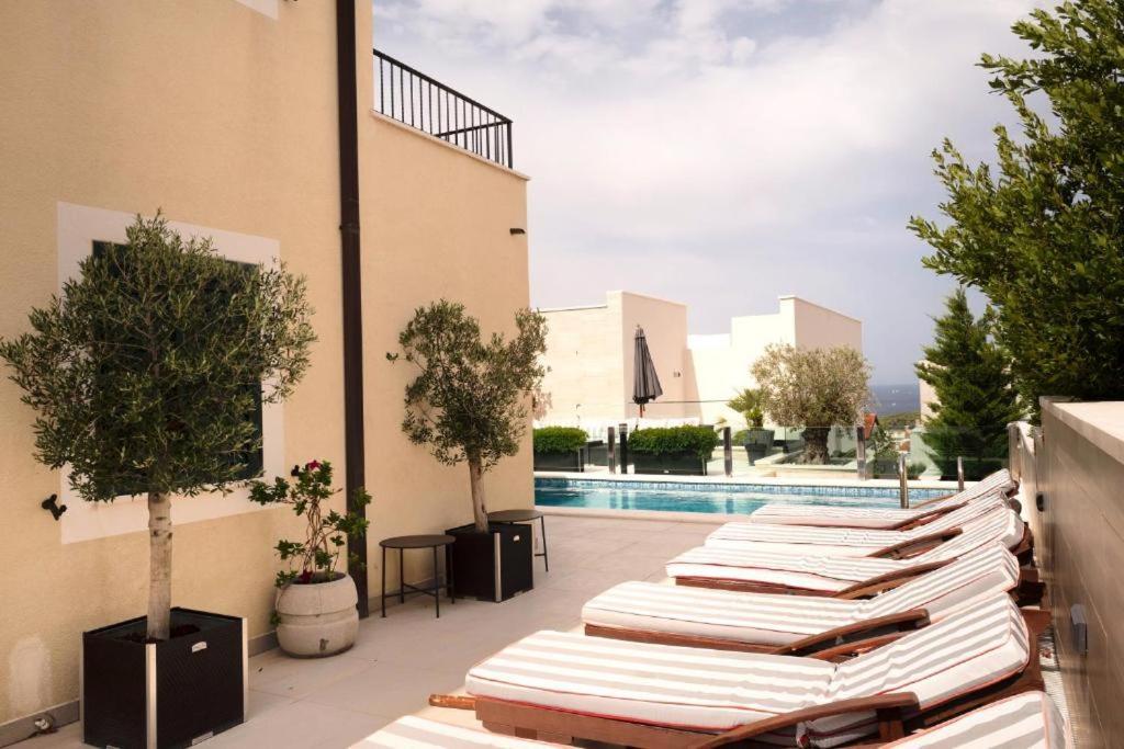 Royale With Shared Pool Apartment